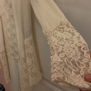 It’s a color cream top that can be used in the summer